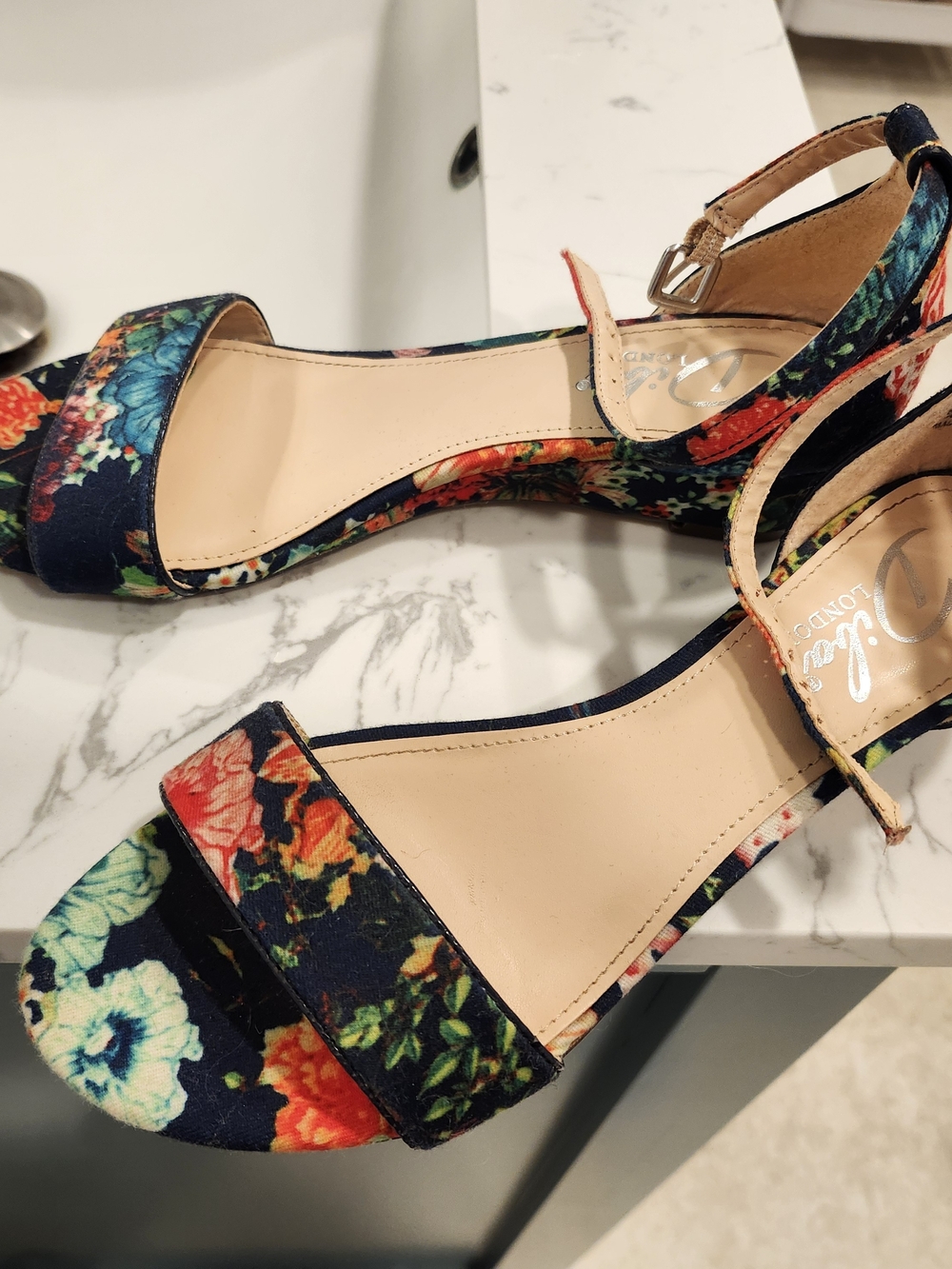 Beautiful, Rare Dila LONDON strappy Sandals!!!